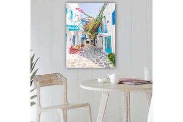 Canvastavla 70x100 cm - Pittoresk gränd med vita hus och färgglada blommor i en medelhavsmiljö - Blå / Rosa / Vit - Inredning - Tavlor & posters - Canvastavla