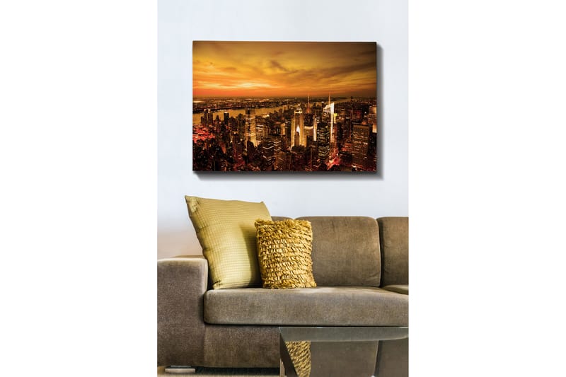 Canvastavla 70x100 cm - Panoramavy av en stad vid solnedgång med höga byggnader och en dramatisk himmel, Orange / Guld / Svart