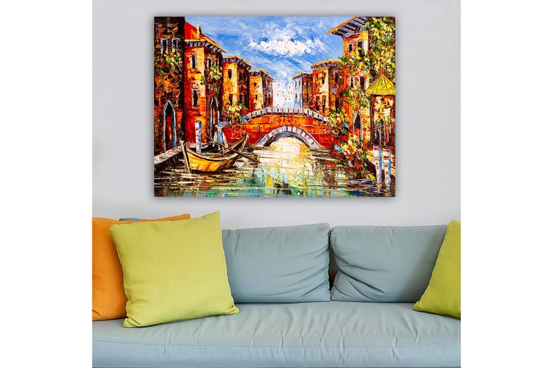 Canvastavla 70x100 cm - Pittoresk kanal med färgglada byggnader och en båt som glider fram under en bro - Orange / Blå / Grön - Inredning - Tavlor & posters - Canvastavla