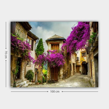 Canvastavla 70x100 cm - Pittoresk gränd omgiven av färgglada blommor i en charmig bymiljö - Lila / Grön / Beige - Inredning - Tavlor & posters - Canvastavla