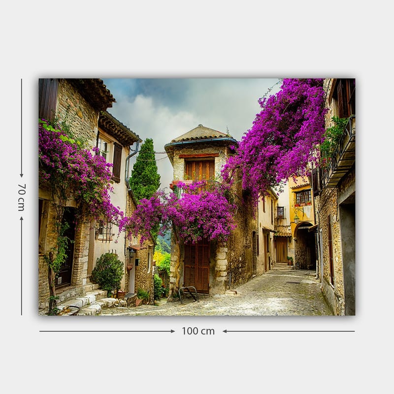 Canvastavla 70x100 cm - Pittoresk gränd omgiven av färgglada blommor i en charmig bymiljö - Lila / Grön / Beige - Inredning - Tavlor & posters - Canvastavla
