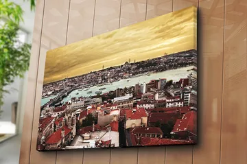 Canvastavla 70x100 cm - Panoramavy över Istanbul med tak av tegel och en glittrande vattenyta - Röd / Turkos / Guld - Inredning - Tavlor & posters - Canvastavla