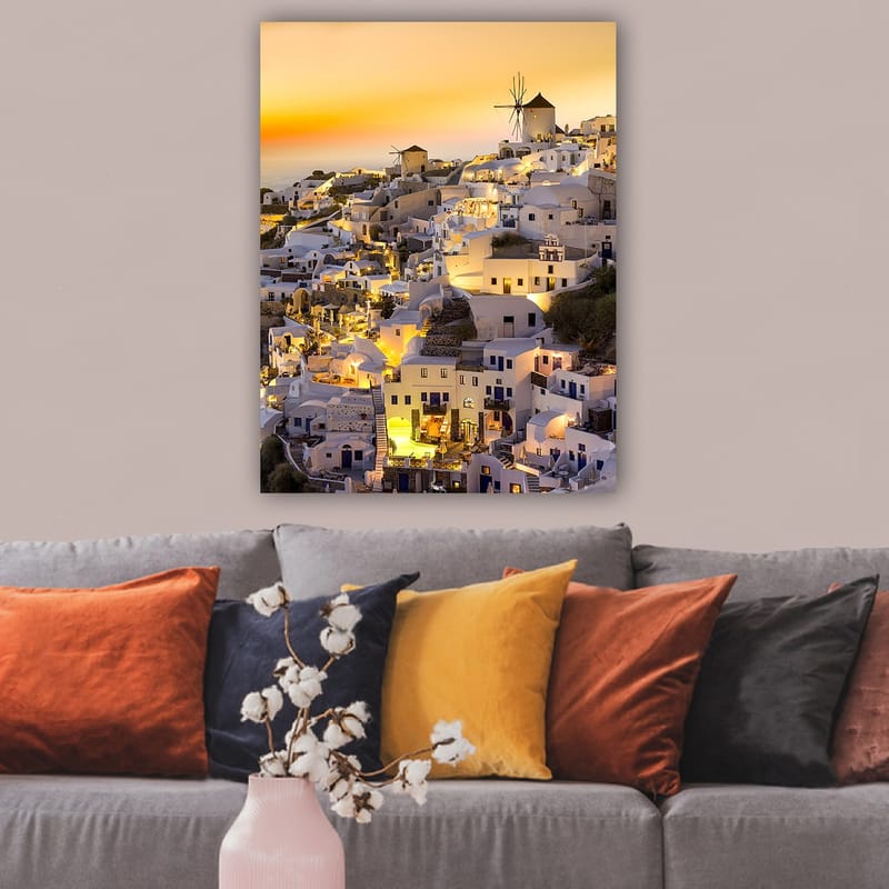 Canvastavla 70x100 cm - Pittoresk vy av Santorini med vita hus och en vindmölla i solnedgångens ljus - Vit / Gul / Orange - Inredning - Tavlor & posters - Canvastavla