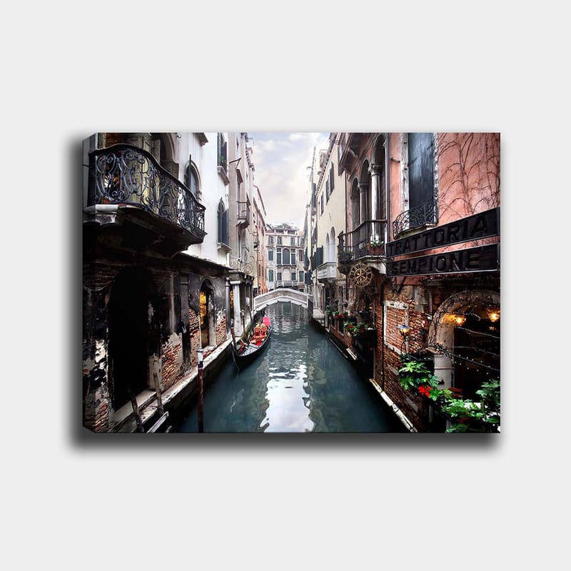 Canvastavla 70x100 cm - Pittoresk kanal i Venedig med gondoler och historiska byggnader, Mörkblå / Tegelröd / Grön