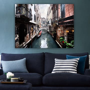 Canvastavla 70x100 cm - Pittoresk kanal i Venedig med gondoler och historiska byggnader - Mörkblå / Tegelröd / Grön - Inredning - Tavlor & posters - Canvastavla