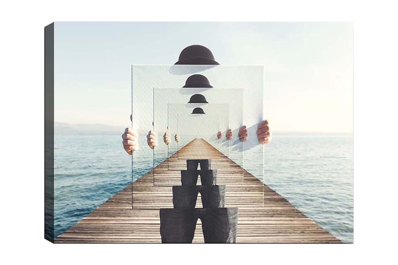 Canvastavla 70x100 cm - Person som håller upp flera genomskinliga skivor som skapar en illusion av djup och perspektiv på en brygga vid vattnet - Blå / Svart / Vit - Inredning - Tavlor & posters - Canvastavla
