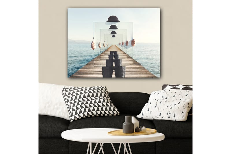 Canvastavla 70x100 cm - Person som håller upp flera genomskinliga skivor som skapar en illusion av djup och perspektiv på en brygga vid vattnet - Blå / Svart / Vit - Inredning - Tavlor & posters - Canvastavla