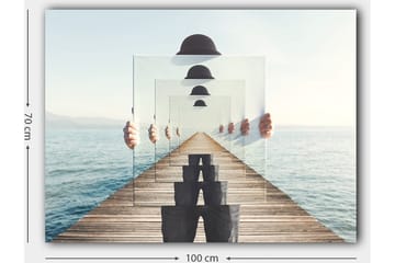 Canvastavla 70x100 cm - Person som håller upp flera genomskinliga skivor som skapar en illusion av djup och perspektiv på en brygga vid vattnet - Blå / Svart / Vit - Inredning - Tavlor & posters - Canvastavla
