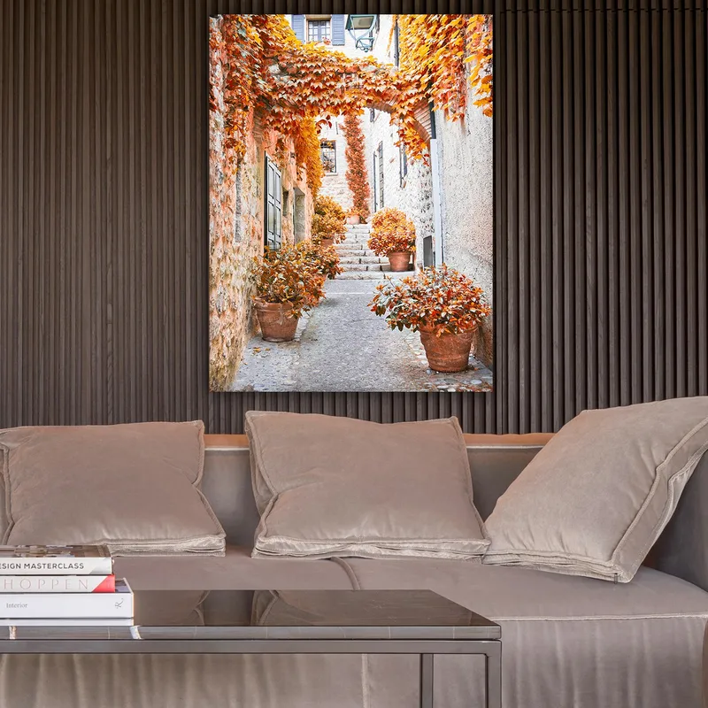 Canvastavla 70x100 cm - Pittoresk gränd omgiven av färgglada höstlöv och krukväxter - Orange / Brunt / Gult - Inredning - Tavlor & posters - Canvastavla