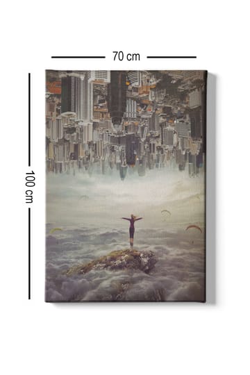 Canvastavla 70x100 cm - Person står med utsträckta armar på en klippa ovanför molnen, med en stad i bakgrunden som är upp och ner - Grå / Beige / Mörkblå - Inredning - Tavlor & posters - Canvastavla