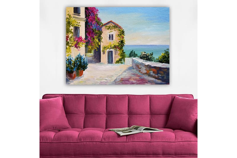 Canvastavla 70x100 cm - Pittoresk kustscen med färgglada hus och blommor som omger en lugn gata vid havet, Blå / Grön / Rosa