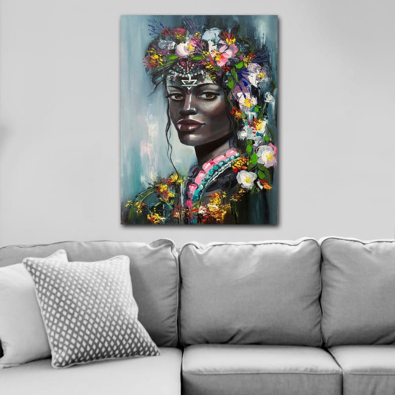 Canvastavla 70x100 cm - Porträtt av en kvinna med blommor i håret och en mystisk uttryck - Svart / Rosa / Grön - Inredning - Tavlor & posters - Canvastavla