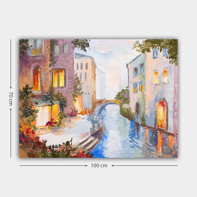 Canvastavla 70x100 cm - Pittoresk kanal med färgglada hus och en bro som speglas i vattnet - Ljusblå / Lila / Orange - Inredning - Tavlor & posters - Canvastavla