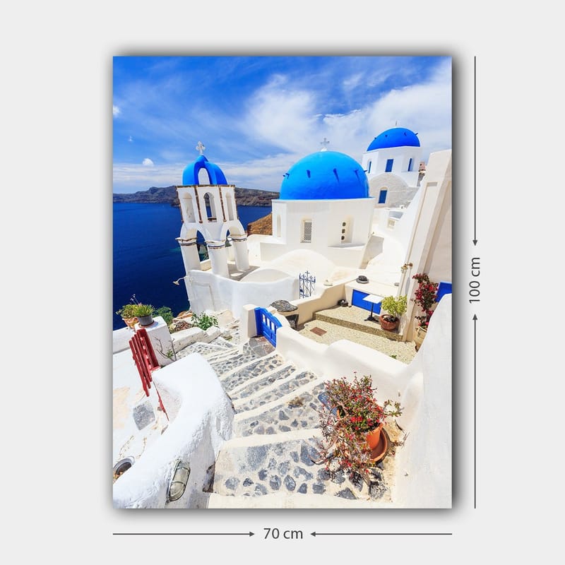 Canvastavla 70x100 cm - Pittoresk vy av vita hus med blå kupoler och en stenlagd väg i en grekisk ö-miljö - Blå / Vit - Inredning - Tavlor & posters - Canvastavla