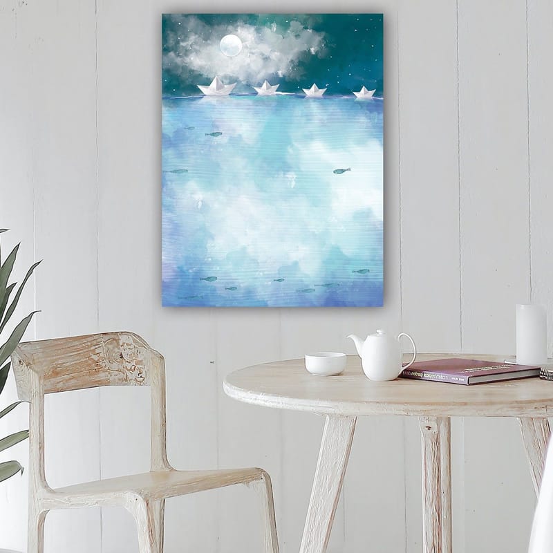Canvastavla 70x100 cm - Pappersbåtar som seglar på en lugn, blå sjö under en stjärnklar natt med en måne - Ljusblå / Turkos / Vit - Inredning - Tavlor & posters - Canvastavla