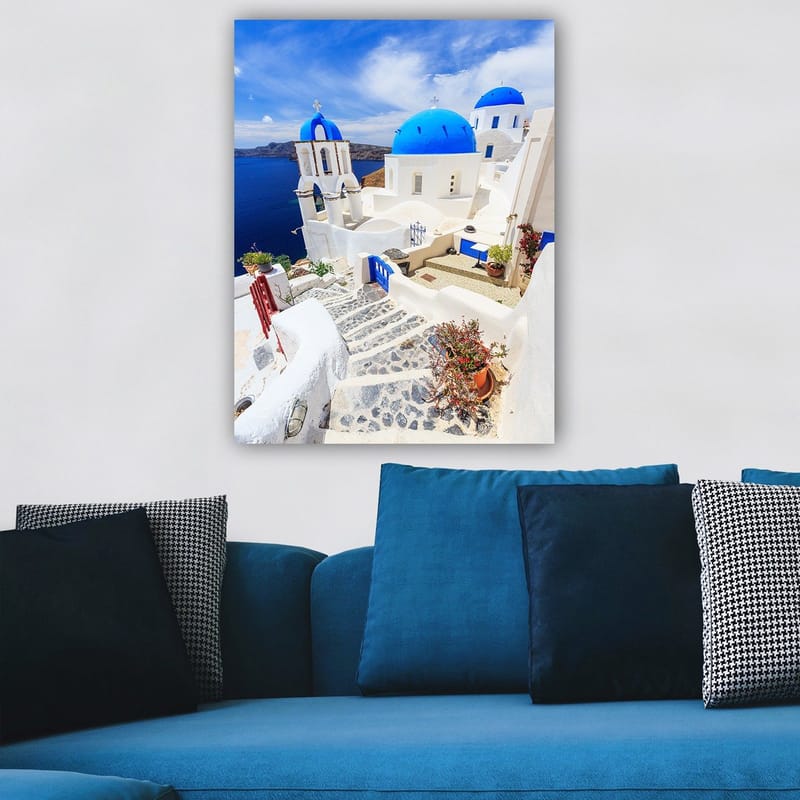 Canvastavla 70x100 cm - Pittoresk vy av vita hus med blå kupoler och en stenlagd väg i en grekisk ö-miljö - Blå / Vit - Inredning - Tavlor & posters - Canvastavla