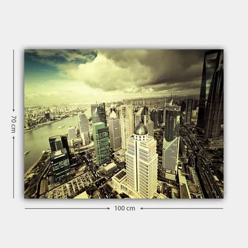 Canvastavla 70x100 cm - Panoramavy av en modern storstad med höga skyskrapor och en flod som flyter genom landskapet - Grön / Grå / Beige - Inredning - Tavlor & posters - Canvastavla