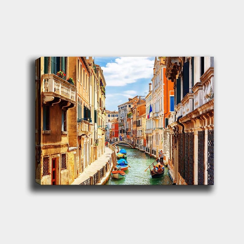 Canvastavla 70x100 cm - Pittoresk kanal i Venedig med färgglada byggnader och båtar, Terrakotta / Blå / Grön