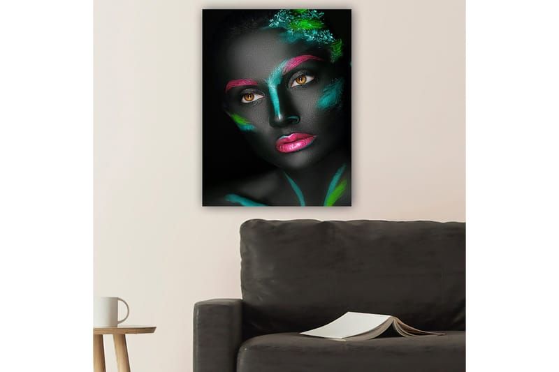 Canvastavla 70x100 cm - Porträtt av en kvinna med färgglad ansiktsmålning på en svart bakgrund - Svart / Rosa / Grön - Inredning - Tavlor & posters - Canvastavla