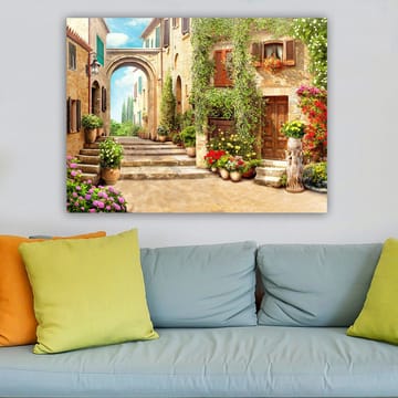 Canvastavla 70x100 cm - Pittoresk gata med blommor och grönska i en charmig bymiljö - Grön / Gul / Rosa - Inredning - Tavlor & posters - Canvastavla