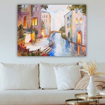 Canvastavla 70x100 cm - Pittoresk kanal med färgglada hus och en bro som speglas i vattnet - Ljusblå / Lila / Orange - Inredning - Tavlor & posters - Canvastavla