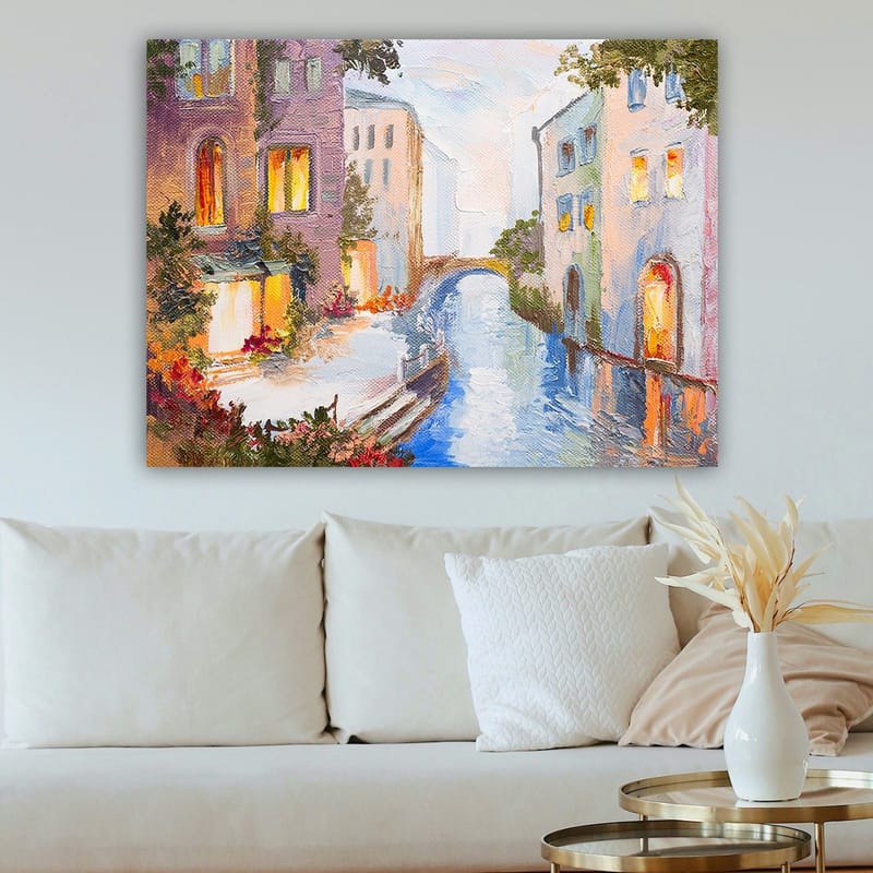 Canvastavla 70x100 cm - Pittoresk kanal med färgglada hus och en bro som speglas i vattnet - Ljusblå / Lila / Orange - Inredning - Tavlor & posters - Canvastavla