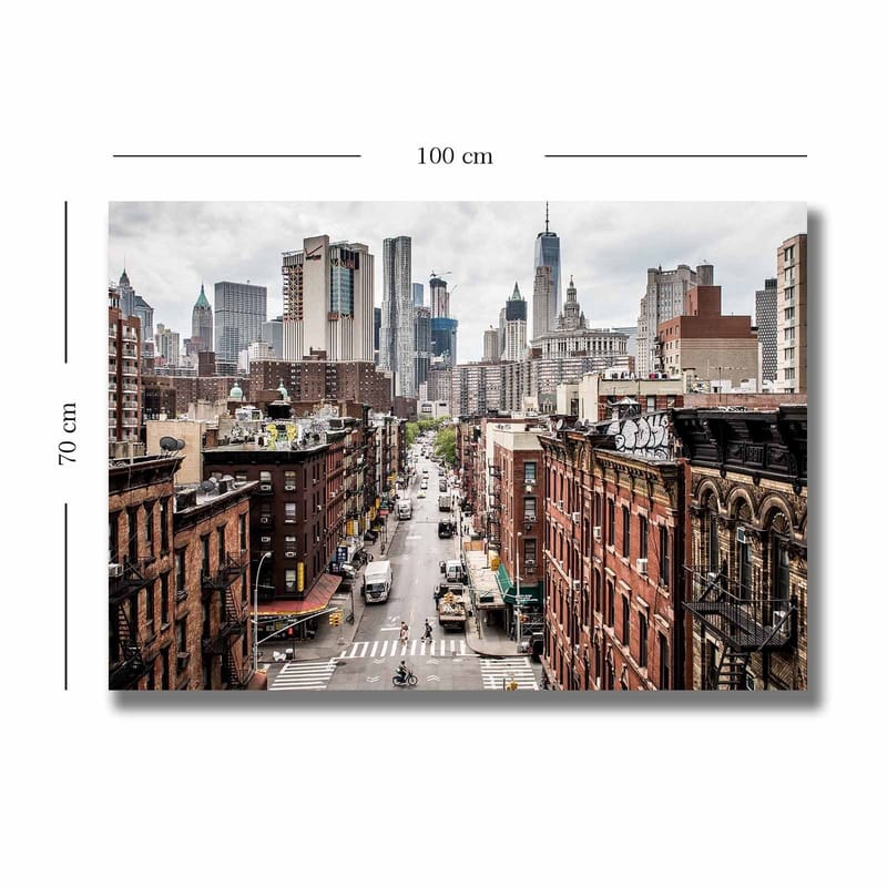 Canvastavla 70x100 cm - Panoramavy av en stad med höga byggnader och livliga gator - Mörkröd / Grå / Beige - Inredning - Tavlor & posters - Canvastavla