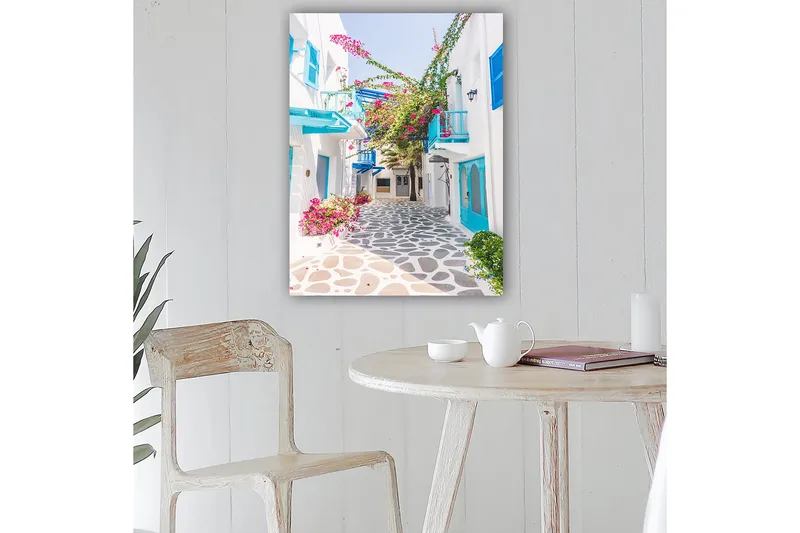 Canvastavla 70x100 cm - Pittoresk gränd med vita hus och färgglada blommor i en medelhavsmiljö - Blå / Rosa / Vit - Inredning - Tavlor & posters - Canvastavla