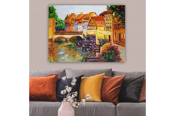 Canvastavla 70x100 cm - Pittoresk kanal med färgglada hus och blommor som pryder kanten - Grön / Lila / Orange - Inredning - Tavlor & posters - Canvastavla
