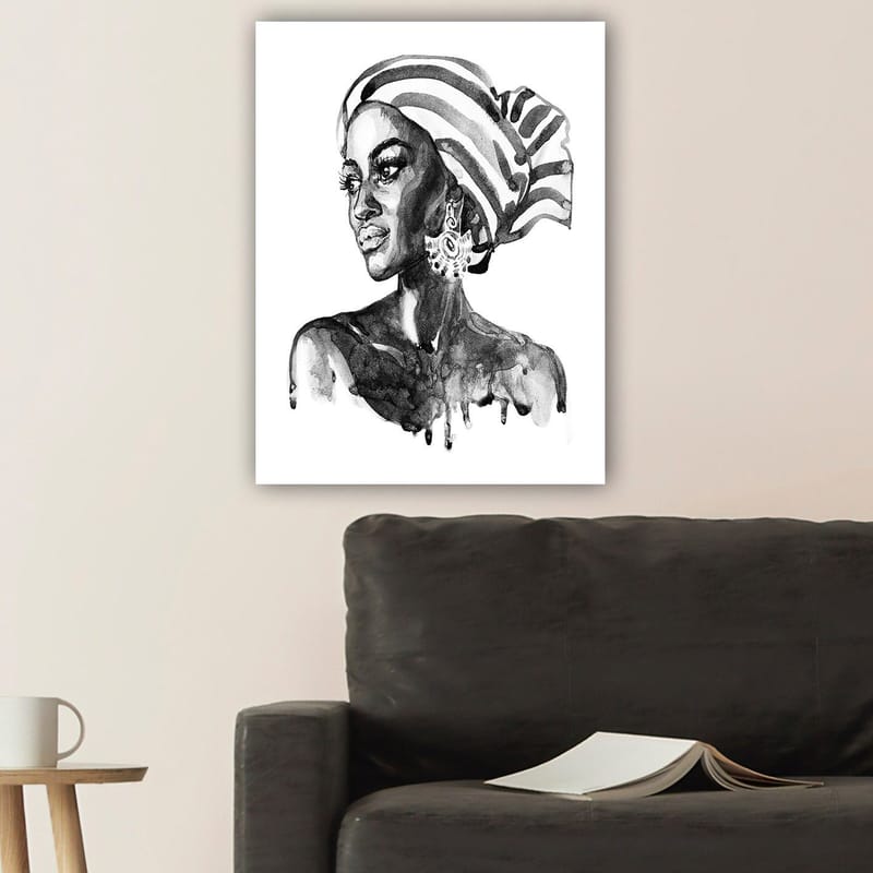 Canvastavla 70x100 cm - Porträtt av en kvinna med ett mönstrat huvudduk och eleganta smycken - Svart / Vitt - Inredning - Tavlor & posters - Canvastavla