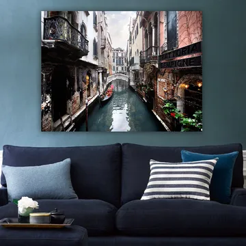 Canvastavla 70x100 cm - Pittoresk kanal i Venedig med gondoler och historiska byggnader - Mörkblå / Tegelröd / Grön - Inredning - Tavlor & posters - Canvastavla