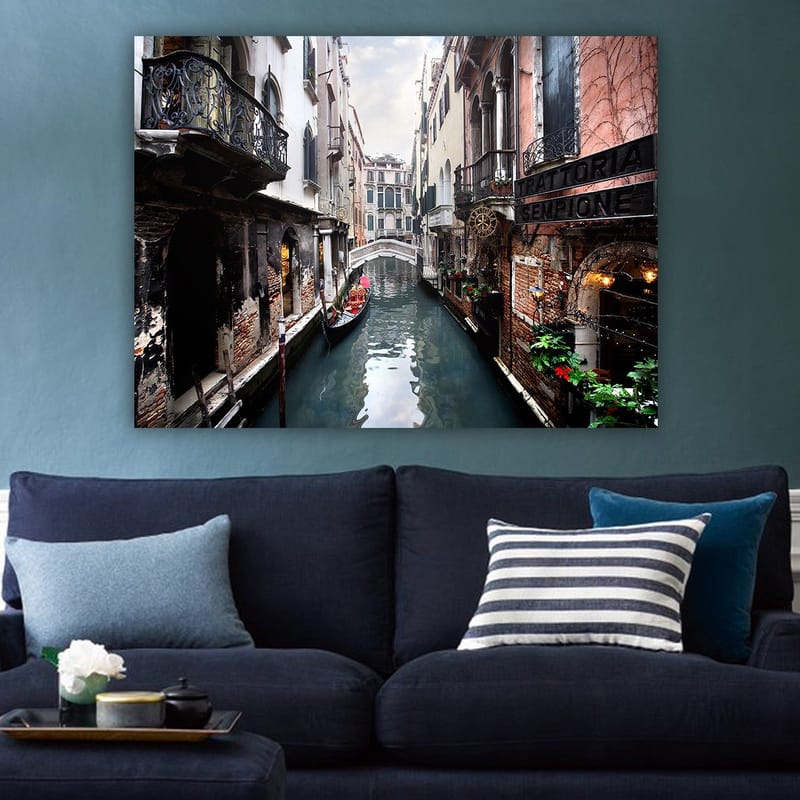 Canvastavla 70x100 cm - Pittoresk kanal i Venedig med gondoler och historiska byggnader - Mörkblå / Tegelröd / Grön - Inredning - Tavlor & posters - Canvastavla