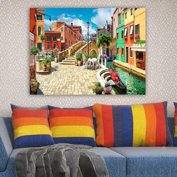 Canvastavla 70x100 cm - Pittoresk kanal med färgglada hus och blomsterdekorationer i en charmig italiensk stadsmiljö - Röd / Grön / Gul - Inredning - Tavlor & posters - Canvastavla