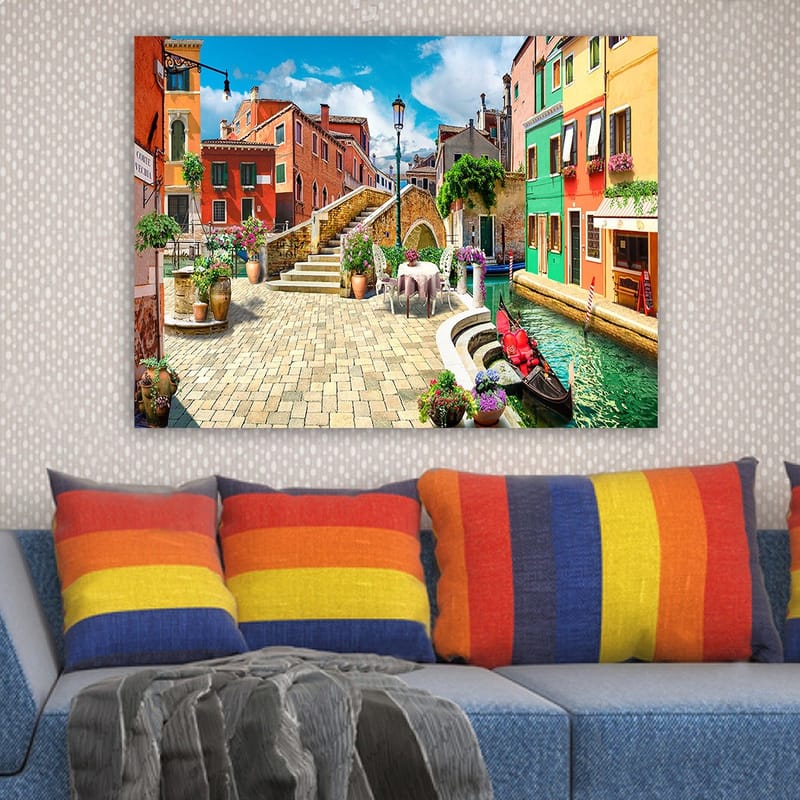 Canvastavla 70x100 cm - Pittoresk kanal med färgglada hus och blomsterdekorationer i en charmig italiensk stadsmiljö - Röd / Grön / Gul - Inredning - Tavlor & posters - Canvastavla