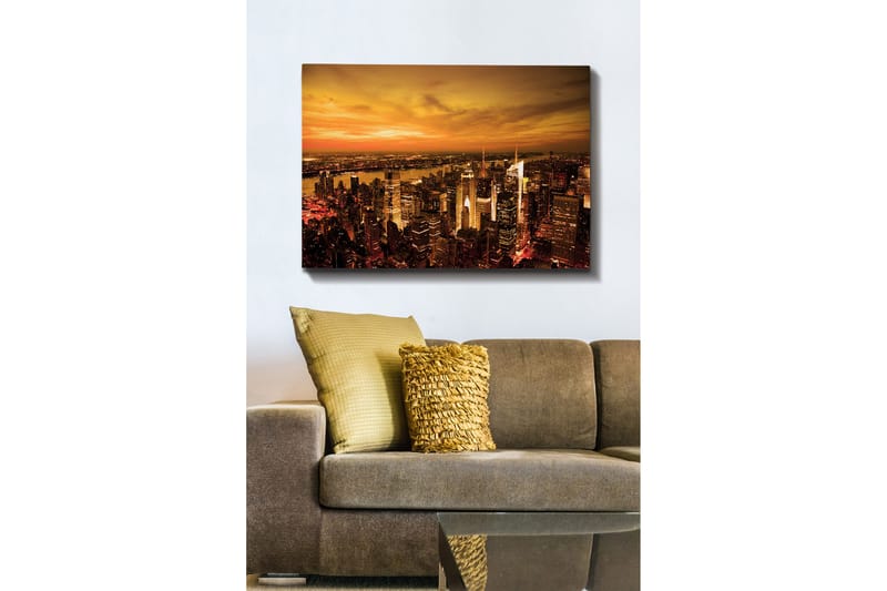 Canvastavla 70x100 cm - Panoramavy av en stad vid solnedgång med höga byggnader och en dramatisk himmel, Orange / Guld / Svart