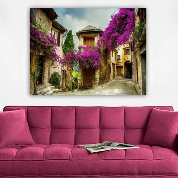 Canvastavla 70x100 cm - Pittoresk gränd omgiven av färgglada blommor i en charmig bymiljö - Lila / Grön / Beige - Inredning - Tavlor & posters - Canvastavla