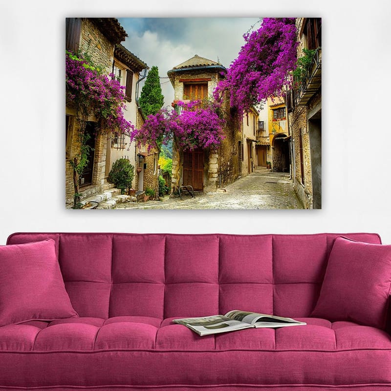 Canvastavla 70x100 cm - Pittoresk gränd omgiven av färgglada blommor i en charmig bymiljö - Lila / Grön / Beige - Inredning - Tavlor & posters - Canvastavla