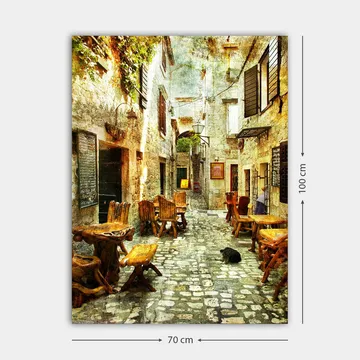 Canvastavla 70x100 cm - Pittoresk gränd med träbord och stolar, omgiven av gamla stenhus - Brun / Grå / Grön - Inredning - Tavlor & posters - Canvastavla