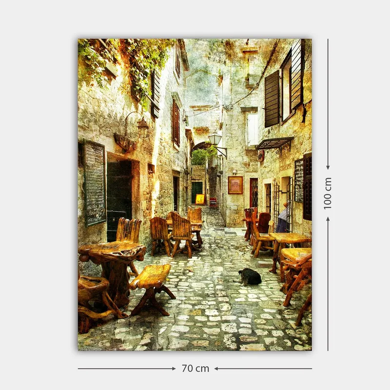 Canvastavla 70x100 cm - Pittoresk gränd med träbord och stolar, omgiven av gamla stenhus - Brun / Grå / Grön - Inredning - Tavlor & posters - Canvastavla