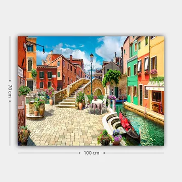 Canvastavla 70x100 cm - Pittoresk kanal med färgglada hus och blomsterdekorationer i en charmig italiensk stadsmiljö - Röd / Grön / Gul - Inredning - Tavlor & posters - Canvastavla