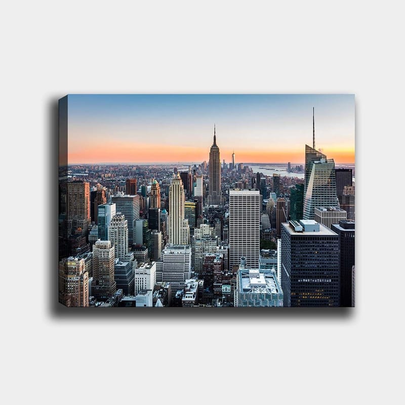 Canvastavla 70x100 cm - Panoramavy av New York City med ikoniska skyskrapor i solnedgångens ljus, Blå / Grå / Orange