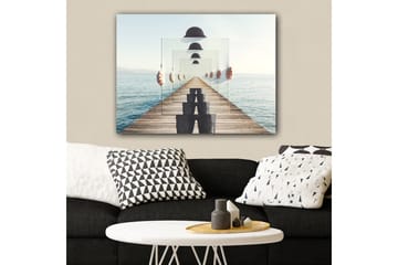 Canvastavla 70x100 cm - Person som håller upp flera genomskinliga skivor som skapar en illusion av djup och perspektiv på en brygga vid vattnet - Blå / Svart / Vit - Inredning - Tavlor & posters - Canvastavla