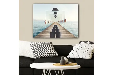 Canvastavla 70x100 cm - Person som håller upp flera genomskinliga skivor som skapar en illusion av djup och perspektiv på en brygga vid vattnet - Blå / Svart / Vit - Inredning - Tavlor & posters - Canvastavla