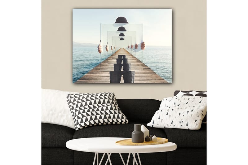 Canvastavla 70x100 cm - Person som håller upp flera genomskinliga skivor som skapar en illusion av djup och perspektiv på en brygga vid vattnet - Blå / Svart / Vit - Inredning - Tavlor & posters - Canvastavla