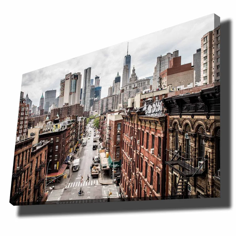 Canvastavla 70x100 cm - Panoramavy av en stad med höga byggnader och livliga gator, Mörkröd / Grå / Beige