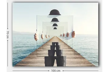 Canvastavla 70x100 cm - Person som håller upp flera genomskinliga skivor som skapar en illusion av djup och perspektiv på en brygga vid vattnet - Blå / Svart / Vit - Inredning - Tavlor & posters - Canvastavla