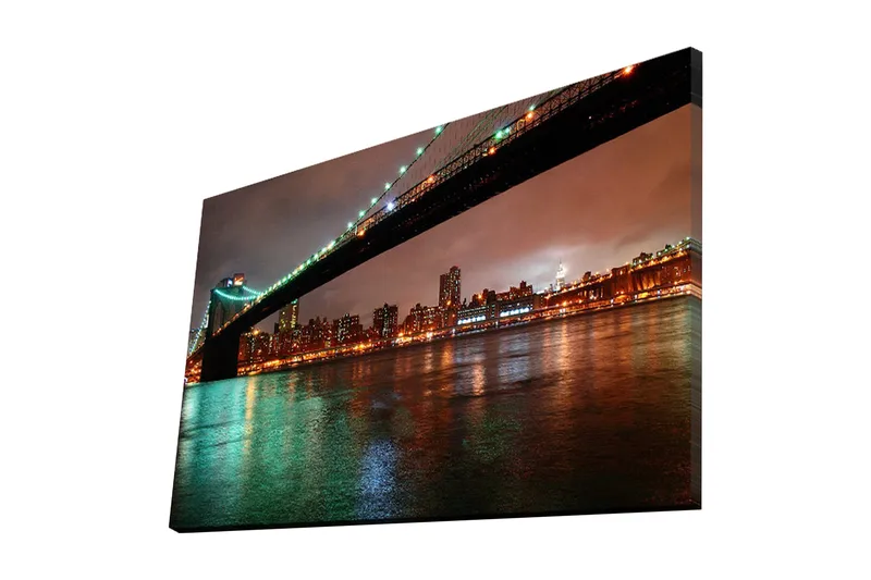 Canvastavla 70x45 cm - Bro över en stad med reflektioner i vattnet - Mörkgrön / Orange / Svart - Inredning - Tavlor & posters - Canvastavla