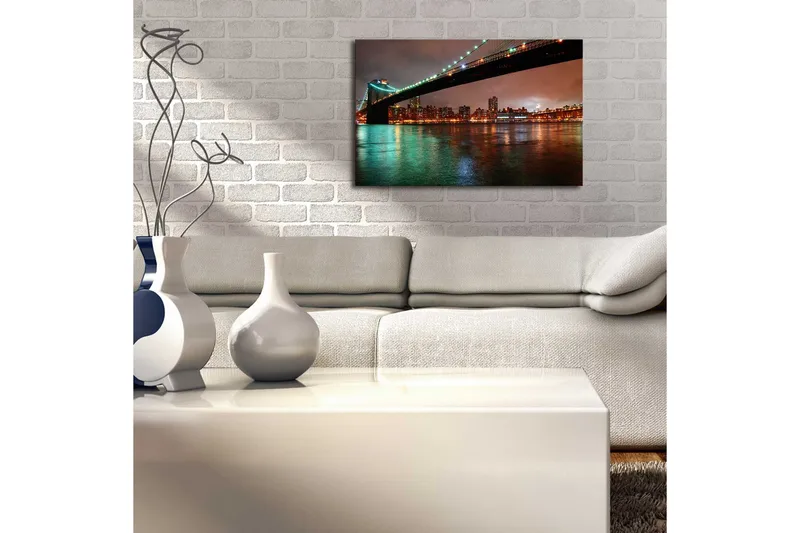 Canvastavla 70x45 cm - Bro över en stad med reflektioner i vattnet - Mörkgrön / Orange / Svart - Inredning - Tavlor & posters - Canvastavla