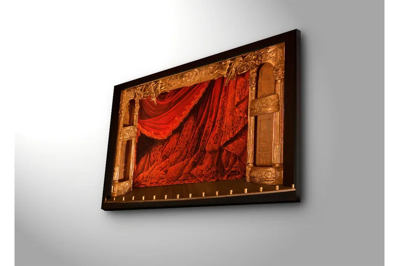 Canvastavla 70x45 cm - Dramatiskt röd drapering med ornamenterade detaljer - Röd / Guld - Inredning - Tavlor & posters - Canvastavla