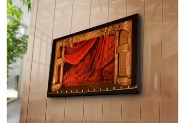 Canvastavla 70x45 cm - Dramatiskt röd drapering med ornamenterade detaljer - Röd / Guld - Inredning - Tavlor & posters - Canvastavla